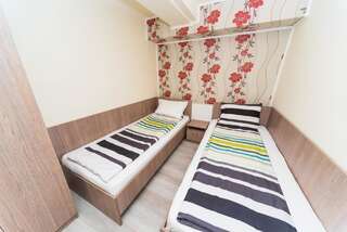 Гостевой дом Nelana Guest House Клуж-Напока Бюджетный двухместный номер с 2 отдельными кроватями и общей ванной комнатой - Полуподвальный этаж-3