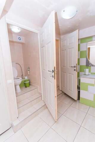 Гостевой дом Nelana Guest House Клуж-Напока Бюджетный двухместный номер с 2 отдельными кроватями и общей ванной комнатой - Полуподвальный этаж-11