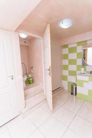 Гостевой дом Nelana Guest House Клуж-Напока Бюджетный двухместный номер с 2 отдельными кроватями и общей ванной комнатой - Полуподвальный этаж-12